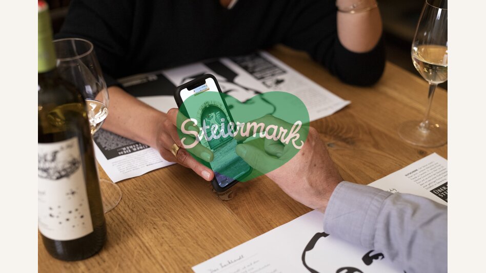 Fotos schauen nach dem Stadtbummel in Graz | © STG | Punkt & Komma