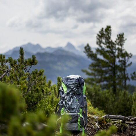 Wanderrucksack am Stoderzinken, im Hintergrund der Dachsteingletscher. Wanderroute "Vom Gletscher zum Wein" | © STG | Tom Lamm