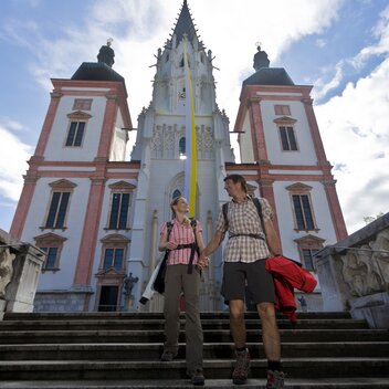 Vor der Basilika Mariazell | © Steiermark Tourismus | Leo Himsl | ETZ-Pilgrimage Europe SI-AT