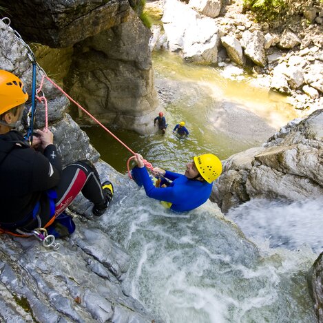 Abseilen beim Wasserfall | © STG | Tom Lamm