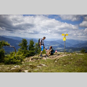 Wandern mit Weitblick im Naturpark Zirbitzkogel-Grebenzen  | © STG | Tom Lamm