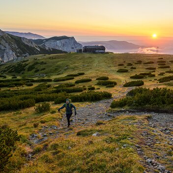 Auf der Rax mit Karl-Ludwig-Haus im Hintergrund | © STG | pixelmaker.at