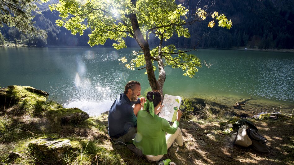 At the Schwarzensee (lake) in the nature park Sölktäler | © Steiermark Tourismus | Tom Lamm