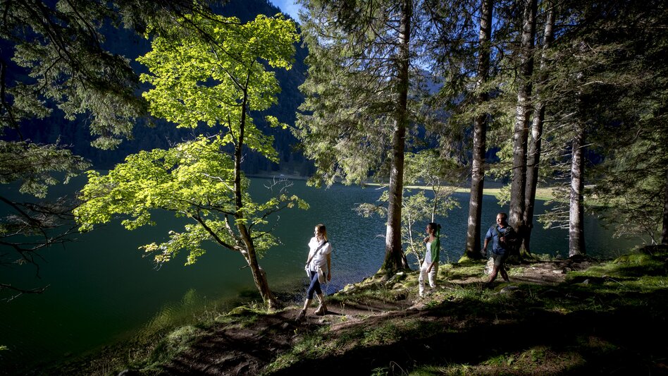 Walking next to the Schwarzensee (lake) in the nature park Sölktäler | © Steiermark Tourismus | Tom Lamm