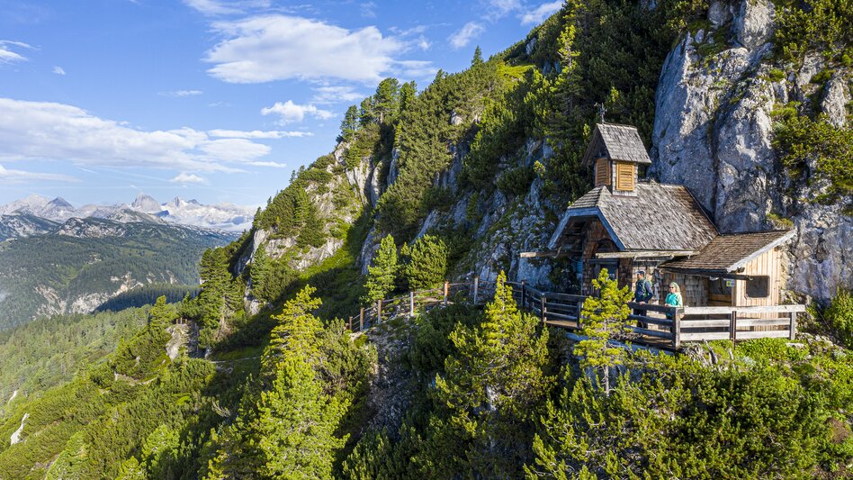 Friedenskircherl on the Stoderzinken with Dachstein in the background | © Steiermark Tourismus | pixelmaker.at
