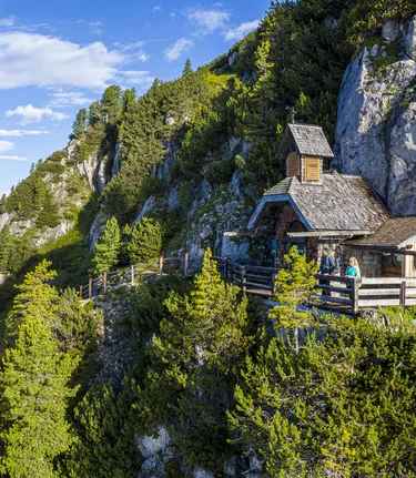 Friedenskircherl on the Stoderzinken with Dachstein in the background | © Steiermark Tourismus | pixelmaker.at