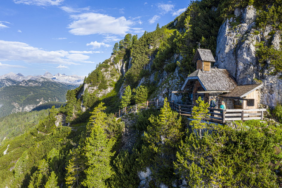 Friedenskircherl on the Stoderzinken with Dachstein in the background | © Steiermark Tourismus | pixelmaker.at