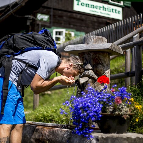 Erfrischung bei der Tonnerhütte am Zirbitzkogel | © STG | Tom Lamm