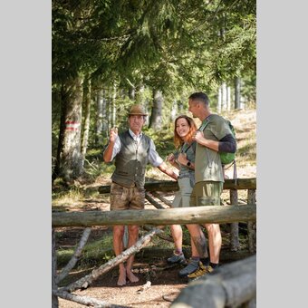 Am Bründlweg mit Karl Wenzel, "Vater" des Bründlweges | © STG | Elena Egger