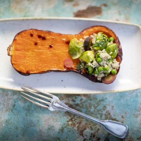 gefüllter Butternuss-Kürbis aus dem Ofen | © STG | Tom Lamm