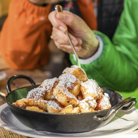 This tastes good: Kaiserschmarrn with cranberries and apple sauce | © Steiermark Tourismus | Punkt & Komma