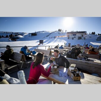 Sonnige Stunden auf der Terrasse am Kreischberg | © STG | Tom Lamm