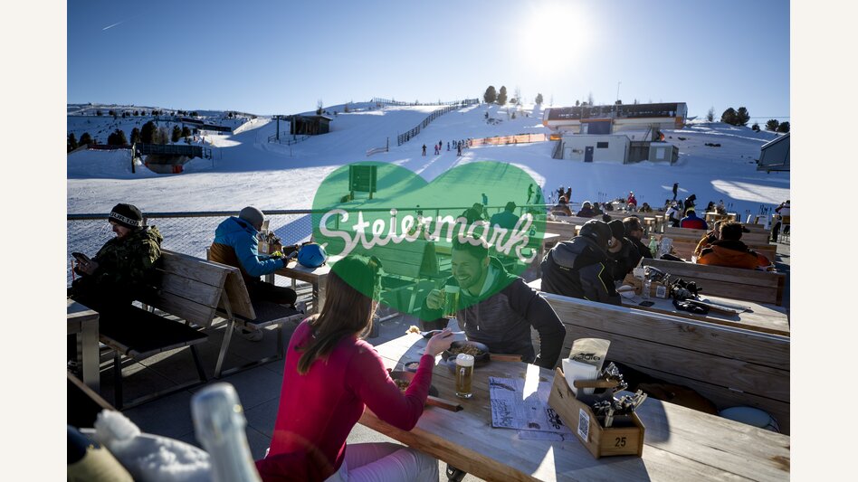 Sonnige Stunden auf der Terrasse am Kreischberg | © STG | Tom Lamm