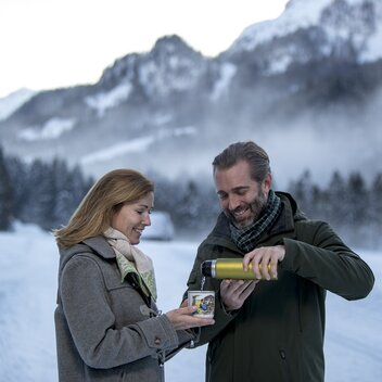 Stärkung beim Winterspaziergang auf der Blaa-Alm | © STG | Tom Lamm