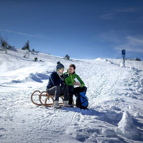 Pause beim Rodeln auf der Tauplitzalm | © STG | Tom Lamm