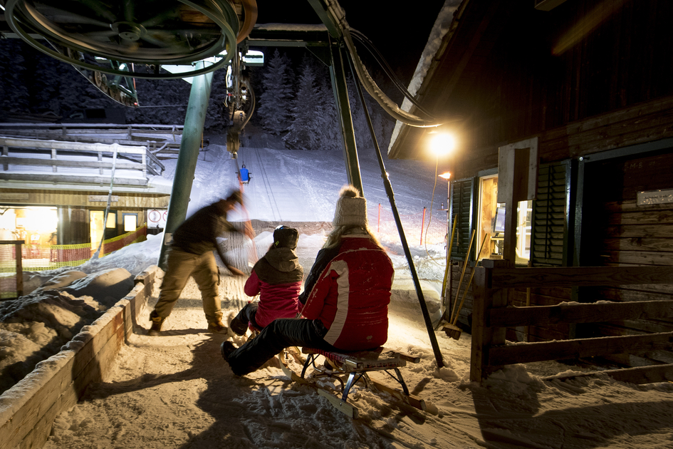 Tobogganing uphill at the Tonnerhütte in Mühlen  | © Steiermark Tourismus | Tom Lamm