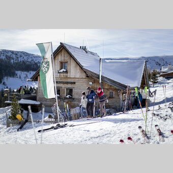 Winterwanderer bei der Kleinlachtalhütte | © STG | Tom Lamm