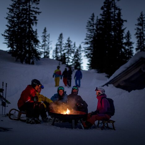 Twilight hour with a campfire at the Planneralm | © Steiermark Tourismus | Tom Lamm
