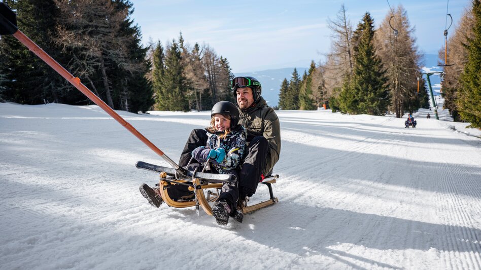 Sledding uphill at the Tonner Hut | © Region Murau | Susanne Einzenberger