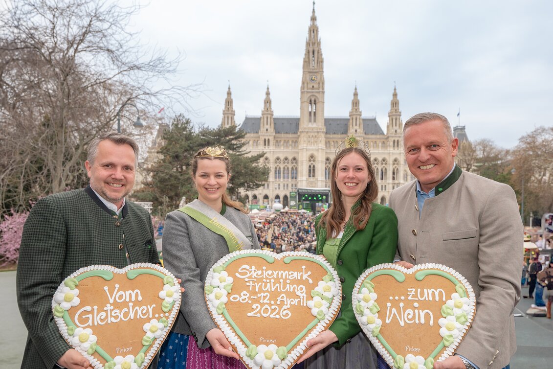 Landeshauptmann Mario Kunasek und STG-GF Michael Feiertag laden gemeinsam mit Weinhoheit und Dachsteinhoheit zum nächsten Frühling | © STG | René Strasser | RENE STRASSER     FOTOGRAF | © STG | René Strasser