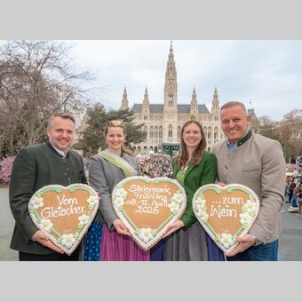 Landeshauptmann Mario Kunasek und STG-GF Michael Feiertag laden gemeinsam mit Weinhoheit und Dachsteinhoheit zum nächsten Frühling | RENE STRASSER     FOTOGRAF | © STG | René Strasser