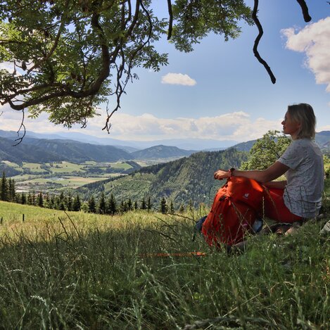 1. Etappe mit Aussicht auf der Niederung | © WEGES