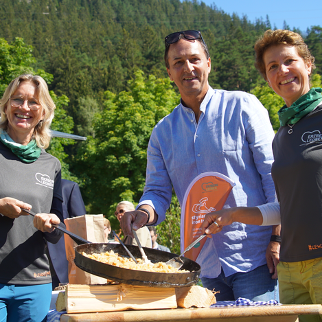 Die Damen von Weges mit Rudolf Tischhart bei der Eröffnung des Styrian Iron Trail am 9.8. | © Isabella Jeitler