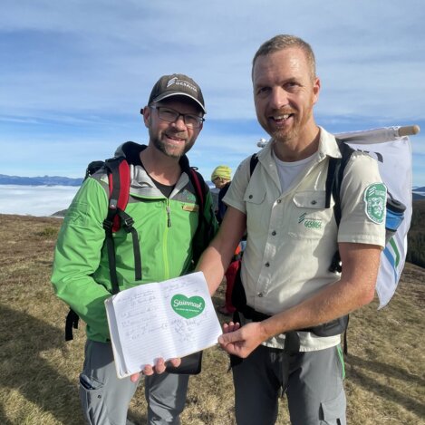 Auf der Fensteralm wird das Grüne Herz verewigt.  | © STG | Elisabeth Perl
