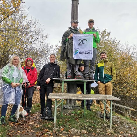Tapfer trotzt die Gruppe dem Wetter.  | © STG