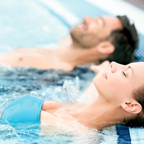 Auch ein Bad im sprudelnden Thermalwasser lädt die Akkus wieder auf. | © Parktherme Bad Radkersburg | Harald Eisenberger