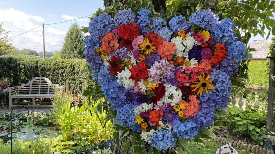 Buntes Herzarrangement von Sabine Pfeifer. 