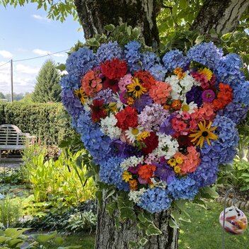 Buntes Herzarrangement von Sabine Pfeifer. 