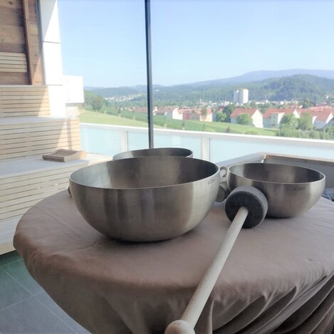 Entspannung pur mit fernöstlichen Klangschalen.  | © Hotel & Therme NOVA | Thomas Nöres