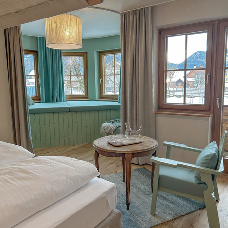 Vom Zimmer blickt man direkt auf den Grimming.  | © Oberösterreich Tourismus  | Valentina Rajh