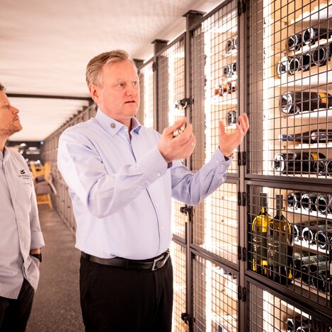 Hier lagern die Schätze der Weinbank: Im hauseigenen Weinkeller können auch Gäste ihre Weine richtig lagern.  | © STG | Jaden Gynes