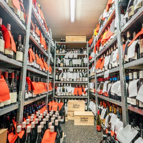 Allein die Weißweinkarte der Weinbank erstreckt sich über 123 Seiten und umfasst rund 4.500 Positionen. Logistisch ist das eine echte Herausforderung.  | © STG | Jaden Gynes