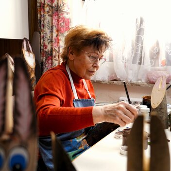 Osterhasen-Malerin Erika Schöngrundner - Heimatleuchten - Tradition und Genuss - Ostern in der Steiermark | © ServusTV | Brigitte Erhart/Degn Film