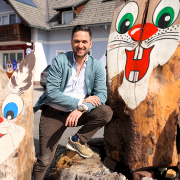 Richard Deutinger im Osterhasendorf Fischbach - Heimatleuchten - Tradition und Genuss - Ostern in der Steiermark | © ServusTV | Brigitte Erhart/Degn Film