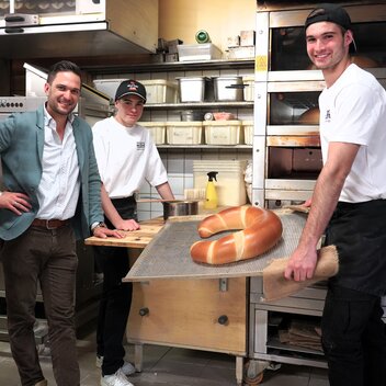 Richart Deutinger zu Besuch in der Bäckerei Felber - Heimatleuchten - Tradition und Genuss - Ostern in der Steiermark | © ServusTV | Brigitte Erhart/Degn Film