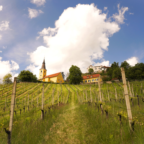 Kirche und Schloss Kapfenstein - Heimatleuchten - Tradition und Genuss - Ostern in der Steiermark | © ServusTV | Brigitte Erhart/Degn Film