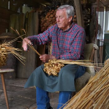 Hans Rosenberger beim Flechten - Heimatleuchten - Tradition und Genuss - Ostern in der Steiermark | © ServusTV | Degn Film