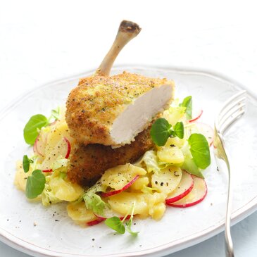Gebackenes Steirer Hendl in der Kräuterpanade mit Endivien-Kartoffelsalat   | © © Büro Johann Lafer | Michael Wissing