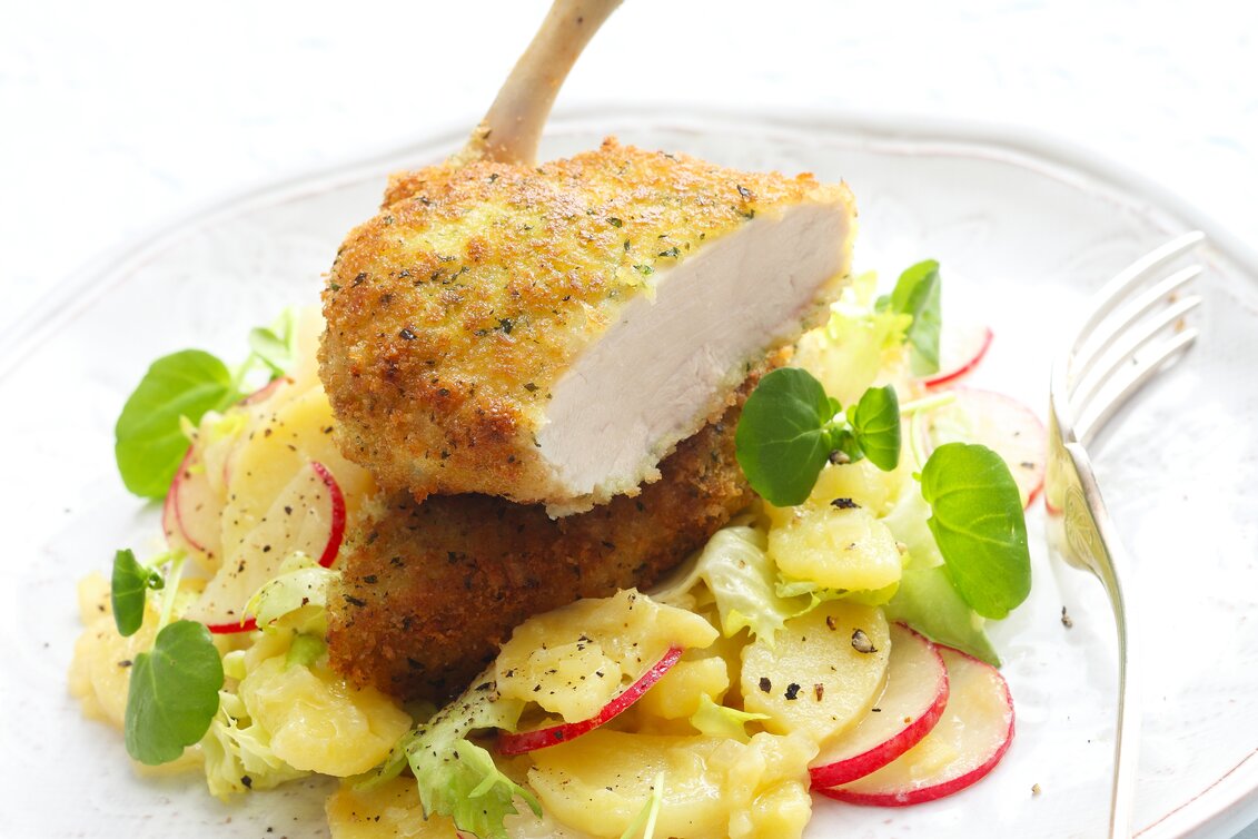 Gebackenes Steirer Hendl in der Kräuterpanade mit Endivien-Kartoffelsalat   | © Büro Johann Lafer | Michael Wissing | © © Büro Johann Lafer | Michael Wissing