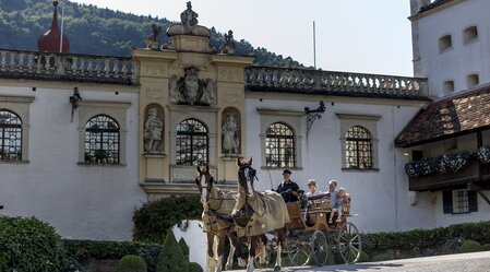 Der Schlosskutscher vor dem Schloss Herberstein, Oststeiermark | © Steiermark Tourismus / ikarus.cc | Steirische Tourismus GmbH