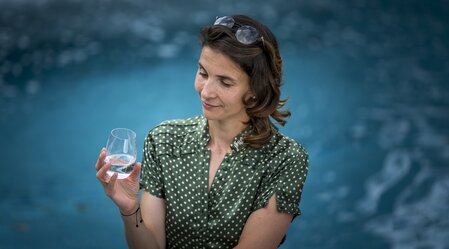 Trinkkur im KURHAUS Bad Gleichenberg mit Johannisbrunnen-Heilwasser aus Hof bei Bad Gleichenberg: gesund seit 1678. | © Steiermark Tourismus / ikarus.cc | Tom Lamm