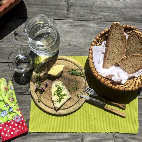 Bauernbrot, Butter, Quellwasser: so einfach und so gut. | © Steiermark Tourismus / Julia Maierhofer | Steirische Tourismus GmbH