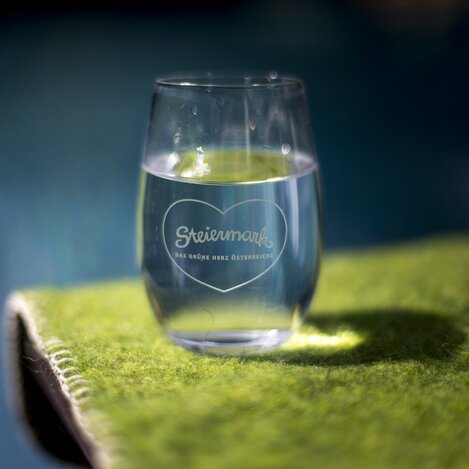 Johannisbrunnen-Heilwasser aus Hof bei Bad Gleichenberg: gesund seit 1678.  | © Steiermark Tourismus / ikarus.cc | Tom Lamm