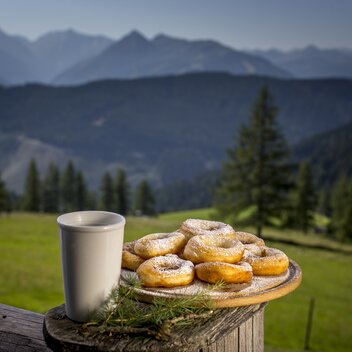 Bauernkrapfen mit Buttermilch, Walcheralm, Ramsau am Dachstein  | © c Steiermark Tourismus / ikarus.cc | Tom Lamm