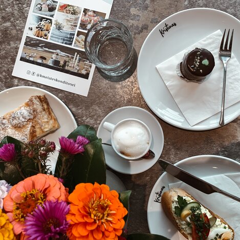 Handgezogener Strudel und Brötchen in Kristinas Meisterkonditorei  | © Sarah Valda | © Sarah Valda