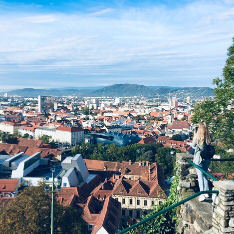Fotografieren vom Grazer Schlossberg auf die Altstadt | © STG Julia Einfalt | © STG Julia Einfalt
